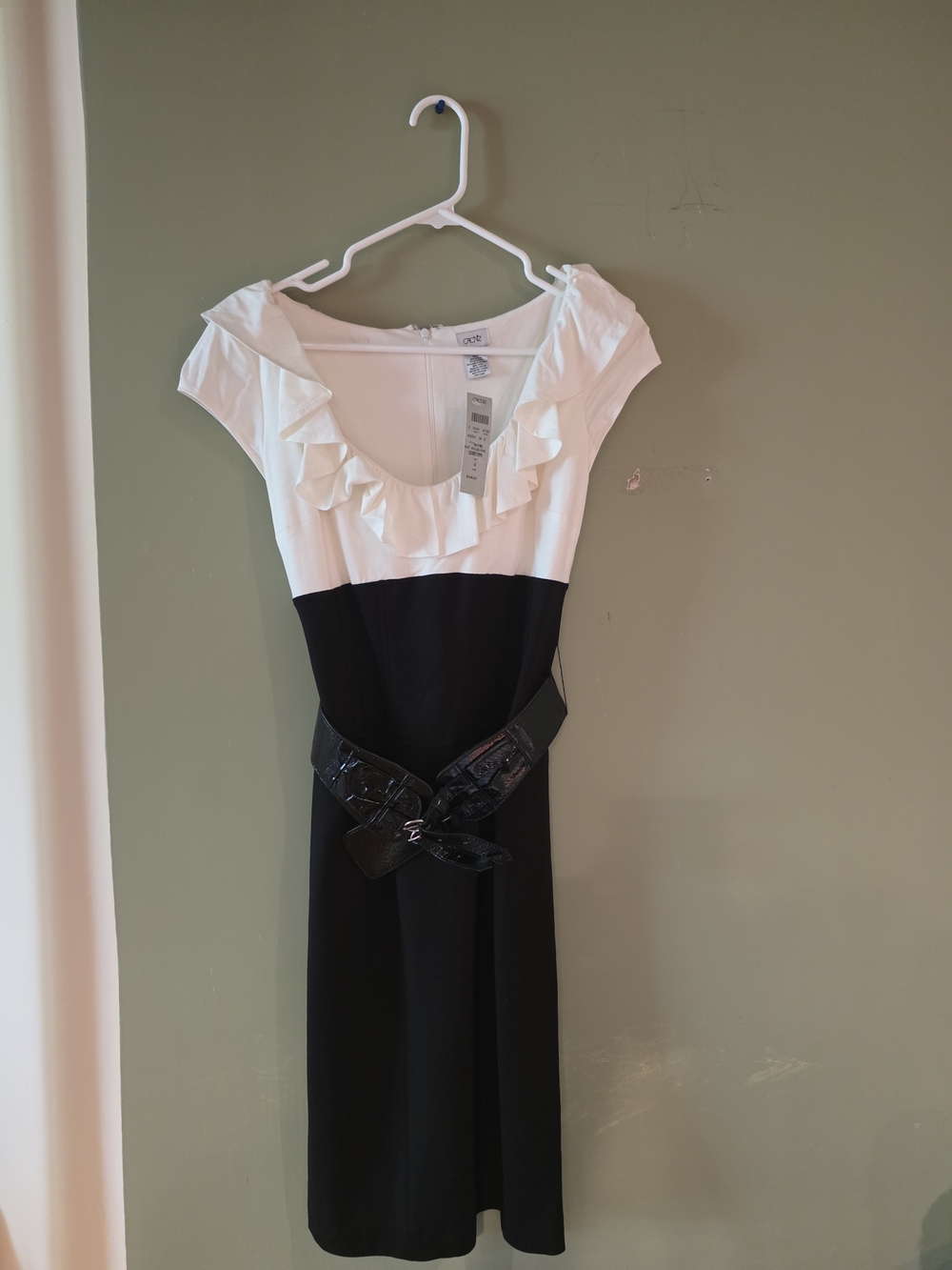 Cache Elegant Two-Tone Ruffle Neck Dress in White and Black Sz 4 NWT